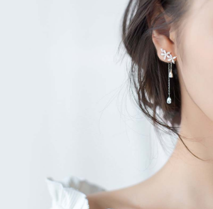 Bông tai đẹp cho nữ kết hợp trang phục