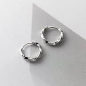 Bông tai nam theo xu hướng